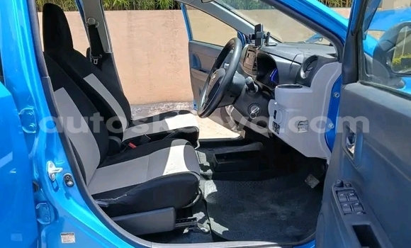 Nunua Ilio tumika Daihatsu Mira Bluu Gari ndani ya Bute nchini Kaskazini Mashariki mwa Kenya