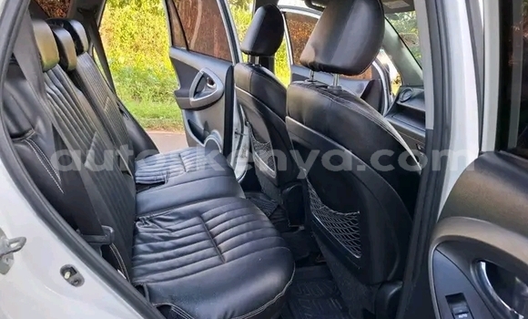 Oofamaa Toyota RAV4 White Makiinaa iti Nairobi keessatti Nairobi keessatti