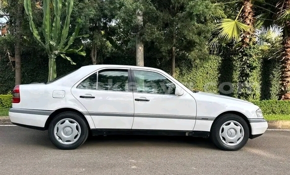 Buy Used Mercedes-Benz E200 White Car in Nairobi in Nairobi Buy Used Mercedes-Benz E200 White Car in Nairobi in Nairobi
