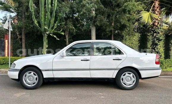 Buy Used Mercedes-Benz E200 White Car in Nairobi in Nairobi Buy Used Mercedes-Benz E200 White Car in Nairobi in Nairobi