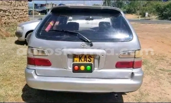 Nunua Ilio tumika Toyota Touring HiAce Nyeupe Gari ndani ya Nairobi nchini Nairobi