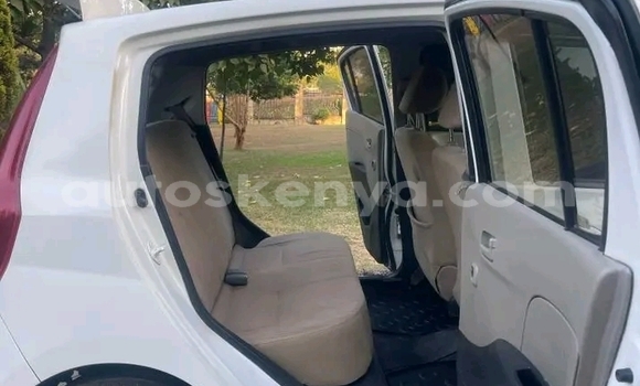 Buy Used Daihatsu Mira White Car in Kajiado in Rift Valley