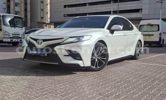 Oofamaa Toyota Camry White Makiinaa iti Nairobi keessatti Nairobi keessatti