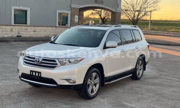 Oofamaa Toyota Highlander White Makiinaa iti Mombasa keessatti Coastal Kenya keessatti