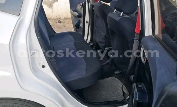 Nunua Ilio tumika Honda Fit Nyeupe Gari ndani ya Bute nchini Kaskazini Mashariki mwa Kenya
