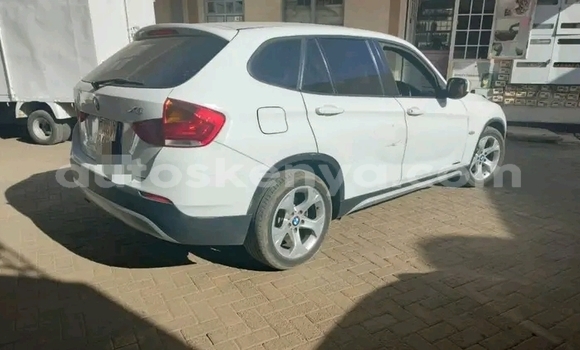 Oofamaa BMW X1 White Makiinaa iti Garissa keessatti Northeast Kenya keessatti