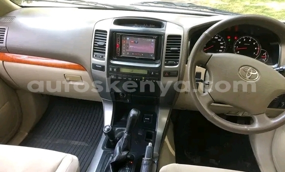 Oofamaa Toyota Land Cruiser Prado White Makiinaa iti Changamwe keessatti Coast keessatti