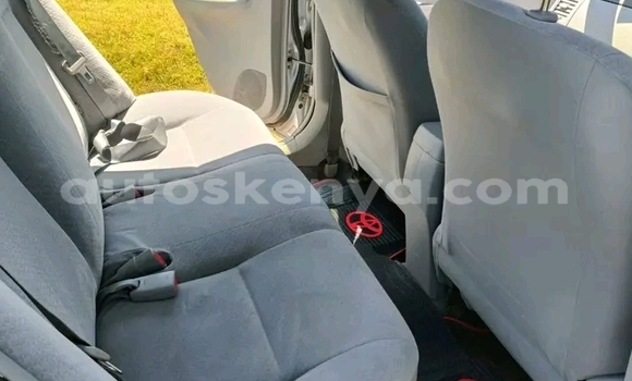 Oofamaa Toyota Axio White Makiinaa iti Bute keessatti Northeast Kenya keessatti