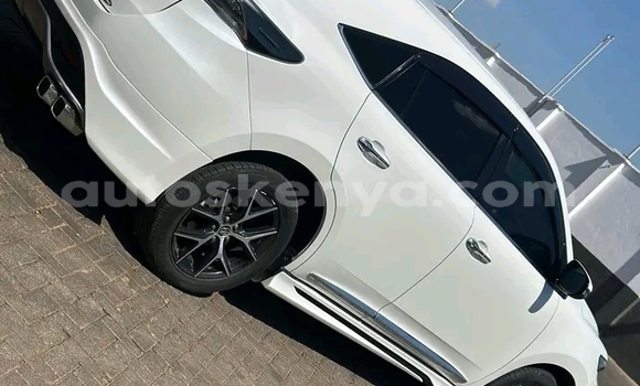 Oofamaa Toyota Harrier White Makiinaa iti Bute keessatti Northeast Kenya keessatti