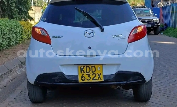 Oofamaa Mazda Demio White Makiinaa iti Bute keessatti Northeast Kenya keessatti