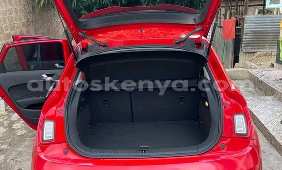 Oofamaa Audi A1 Red Makiinaa iti Changamwe keessatti Coast keessatti