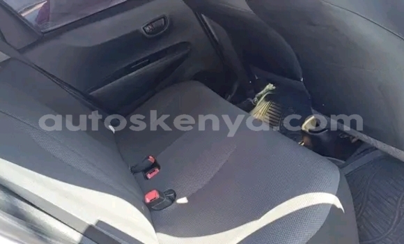 Oofamaa Toyota Vitz White Makiinaa iti Bute keessatti Northeast Kenya keessatti