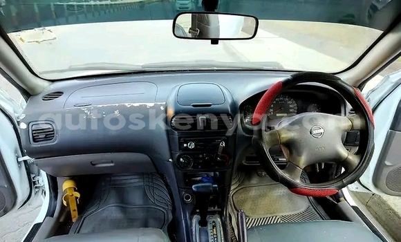 Oofamaa Nissan BE-1 White Makiinaa iti Bute keessatti Northeast Kenya keessatti