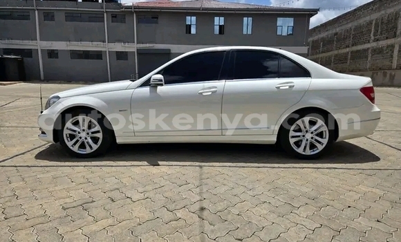 Oofamaa Mercedes-Benz CLS250 White Makiinaa iti Bute keessatti Northeast Kenya keessatti Oofamaa Mercedes-Benz CLS250 White Makiinaa iti Bute keessatti Northeast Kenya keessatti