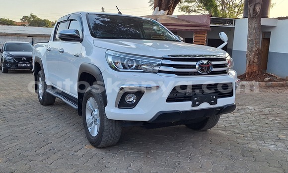 Oofamaa Toyota Hilux White Makiinaa iti Nairobi keessatti Nairobi keessatti
