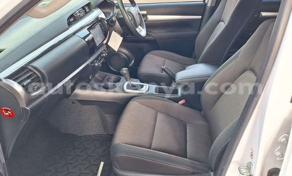 Oofamaa Toyota Hilux White Makiinaa iti Nairobi keessatti Nairobi keessatti Oofamaa Toyota Hilux White Makiinaa iti Nairobi keessatti Nairobi keessatti