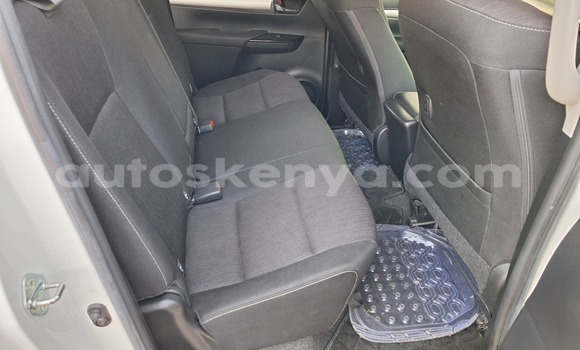 Oofamaa Toyota Hilux White Makiinaa iti Nairobi keessatti Nairobi keessatti Oofamaa Toyota Hilux White Makiinaa iti Nairobi keessatti Nairobi keessatti