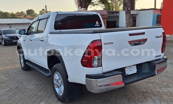 Oofamaa Toyota Hilux White Makiinaa iti Nairobi keessatti Nairobi keessatti Oofamaa Toyota Hilux White Makiinaa iti Nairobi keessatti Nairobi keessatti