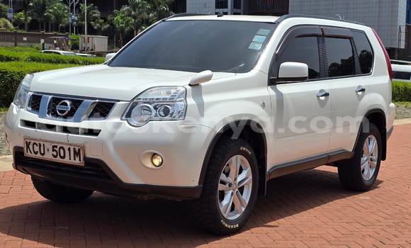 Oofamaa Nissan X–Trail White Makiinaa iti Nairobi keessatti Nairobi keessatti