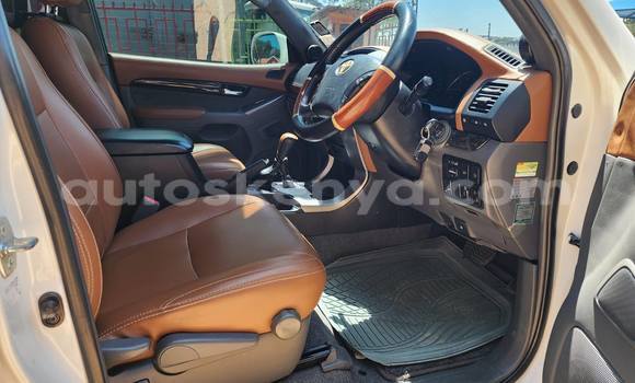 Oofamaa Toyota Prado White Makiinaa iti Nairobi keessatti Nairobi keessatti Oofamaa Toyota Prado White Makiinaa iti Nairobi keessatti Nairobi keessatti