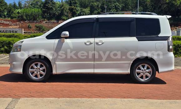 Nunua Ilio tumika Toyota Voxy Nyeupe Gari ndani ya Nairobi nchini Nairobi