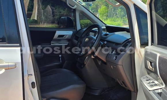 Oofamaa Toyota Voxy White Makiinaa iti Nairobi keessatti Nairobi keessatti Oofamaa Toyota Voxy White Makiinaa iti Nairobi keessatti Nairobi keessatti
