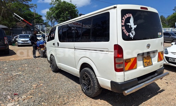 Oofamaa Toyota Hiace White Makiinaa iti Nairobi keessatti Nairobi keessatti Oofamaa Toyota Hiace White Makiinaa iti Nairobi keessatti Nairobi keessatti