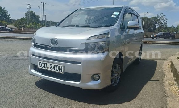 Oofamaa Toyota Voxy Silver Makiinaa iti Nairobi keessatti Nairobi keessatti