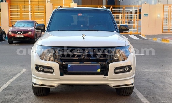Oofamaa Mitsubishi Pajero White Makiinaa iti Nairobi keessatti Nairobi keessatti Oofamaa Mitsubishi Pajero White Makiinaa iti Nairobi keessatti Nairobi keessatti