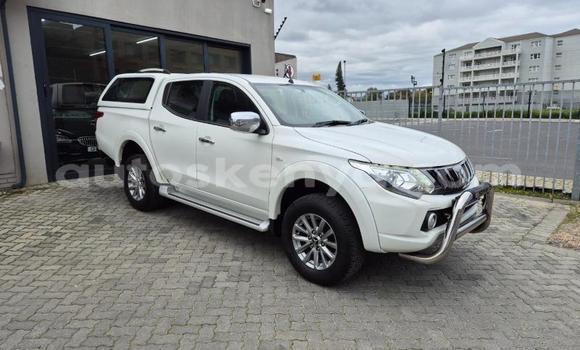 Nunua Ilio tumika Mitsubishi Triton Nyeupe Gari ndani ya Mombasa nchini Kenya ya Pwani