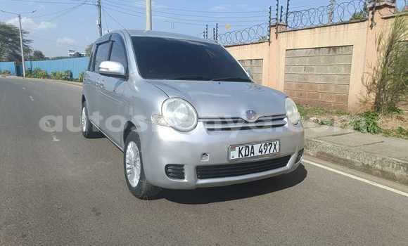 Oofamaa Toyota Sienta Silver Makiinaa iti Nairobi keessatti Nairobi keessatti