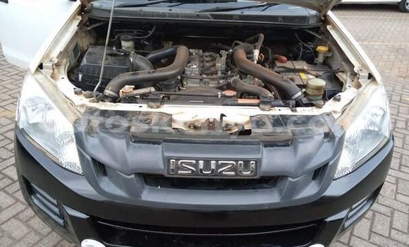 Nunua Ilio tumika Isuzu D–MAX Nyeupe Gari ndani ya Machakos nchini Mashariki ya Kenya Nunua Ilio tumika Isuzu D–MAX Nyeupe Gari ndani ya Machakos nchini Mashariki ya Kenya