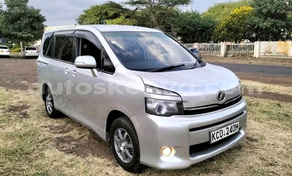Nunua Ilio tumika Toyota Voxy Fedha Gari ndani ya Nairobi nchini Nairobi