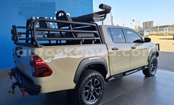 Oofamaa Toyota Hilux Beige Makiinaa iti Mombasa keessatti Coastal Kenya keessatti Oofamaa Toyota Hilux Beige Makiinaa iti Mombasa keessatti Coastal Kenya keessatti
