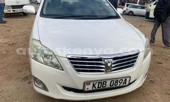 Oofamaa Toyota Premio White Makiinaa iti Nairobi keessatti Nairobi keessatti