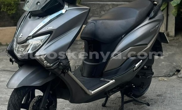 Oofamaa Suzuki Burgman Silver Doqdoqqee iti Nairobi keessatti Nairobi keessatti Oofamaa Suzuki Burgman Silver Doqdoqqee iti Nairobi keessatti Nairobi keessatti