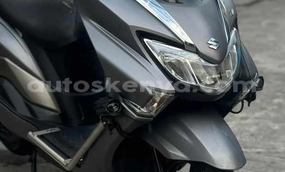 Oofamaa Suzuki Burgman Silver Doqdoqqee iti Nairobi keessatti Nairobi keessatti Oofamaa Suzuki Burgman Silver Doqdoqqee iti Nairobi keessatti Nairobi keessatti