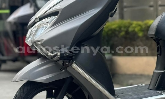 Oofamaa Suzuki Burgman Silver Doqdoqqee iti Nairobi keessatti Nairobi keessatti Oofamaa Suzuki Burgman Silver Doqdoqqee iti Nairobi keessatti Nairobi keessatti