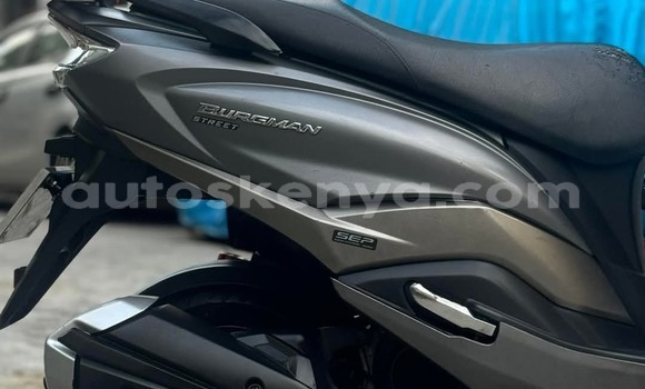 Oofamaa Suzuki Burgman Silver Doqdoqqee iti Nairobi keessatti Nairobi keessatti Oofamaa Suzuki Burgman Silver Doqdoqqee iti Nairobi keessatti Nairobi keessatti