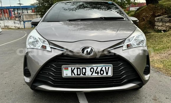 Oofamaa Toyota Vitz Silver Makiinaa iti Machakos keessatti Nairobi keessatti