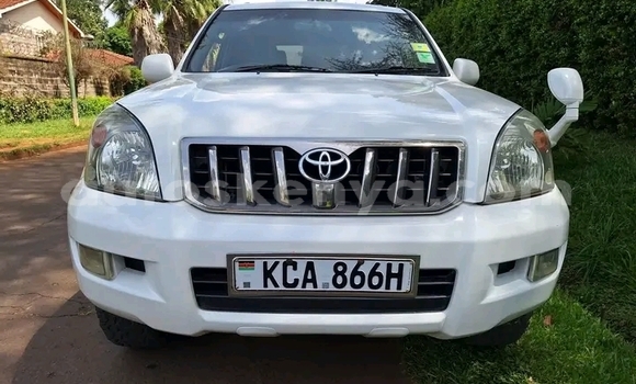 Oofamaa Toyota Prado White Makiinaa iti Bute keessatti Northeast Kenya keessatti