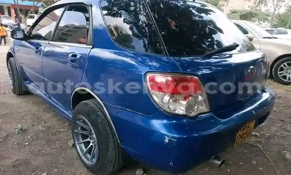 Oofamaa Subaru Impreza Blue Makiinaa iti Bute keessatti Northeast Kenya keessatti Oofamaa Subaru Impreza Blue Makiinaa iti Bute keessatti Northeast Kenya keessatti