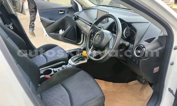 Oofamaa Mazda Demio White Makiinaa iti Bute keessatti Northeast Kenya keessatti Oofamaa Mazda Demio White Makiinaa iti Bute keessatti Northeast Kenya keessatti