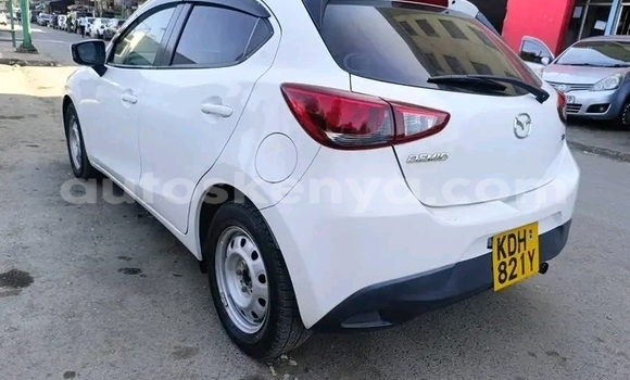 Oofamaa Mazda Demio White Makiinaa iti Bute keessatti Northeast Kenya keessatti Oofamaa Mazda Demio White Makiinaa iti Bute keessatti Northeast Kenya keessatti