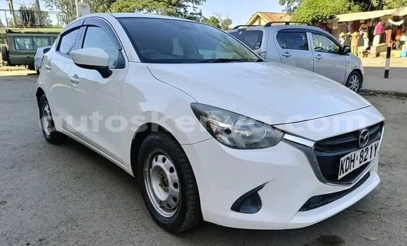 Oofamaa Mazda Demio White Makiinaa iti Bute keessatti Northeast Kenya keessatti Oofamaa Mazda Demio White Makiinaa iti Bute keessatti Northeast Kenya keessatti