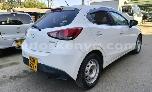 Oofamaa Mazda Demio White Makiinaa iti Bute keessatti Northeast Kenya keessatti Oofamaa Mazda Demio White Makiinaa iti Bute keessatti Northeast Kenya keessatti