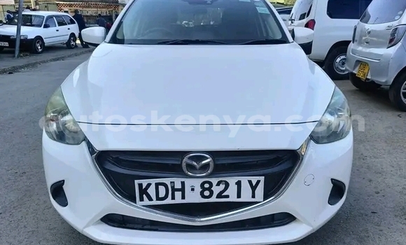 Oofamaa Mazda Demio White Makiinaa iti Bute keessatti Northeast Kenya keessatti Oofamaa Mazda Demio White Makiinaa iti Bute keessatti Northeast Kenya keessatti