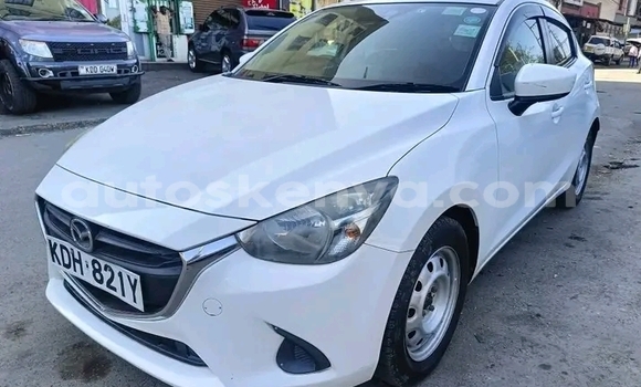 Oofamaa Mazda Demio White Makiinaa iti Bute keessatti Northeast Kenya keessatti Oofamaa Mazda Demio White Makiinaa iti Bute keessatti Northeast Kenya keessatti