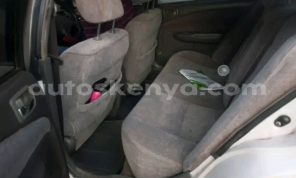 Oofamaa Toyota Premio White Makiinaa iti Bute keessatti Northeast Kenya keessatti Oofamaa Toyota Premio White Makiinaa iti Bute keessatti Northeast Kenya keessatti