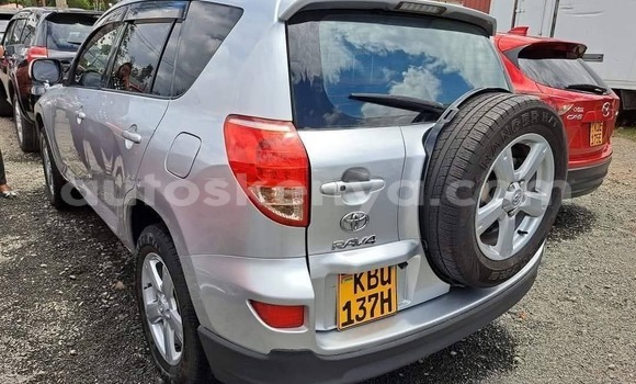 Oofamaa Toyota RAV4 Silver Makiinaa iti Nairobi keessatti Nairobi keessatti